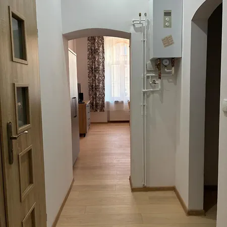 Przy Placu Marianskim 11 *